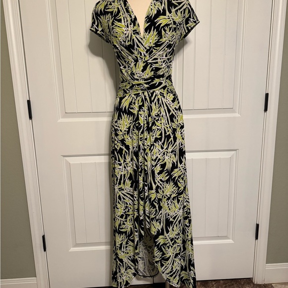 MICHAEL KORS Black and Yellow Floral Short Sleeves V Neck Wrap Dress Hi Low Hem - Picture 4 of 10